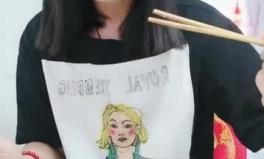 四个小姐姐在家吃鱼视频,家的温馨瞬间
