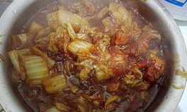 小姐姐吃猪肉炖白菜图片,小姐姐的温馨家常美食瞬间